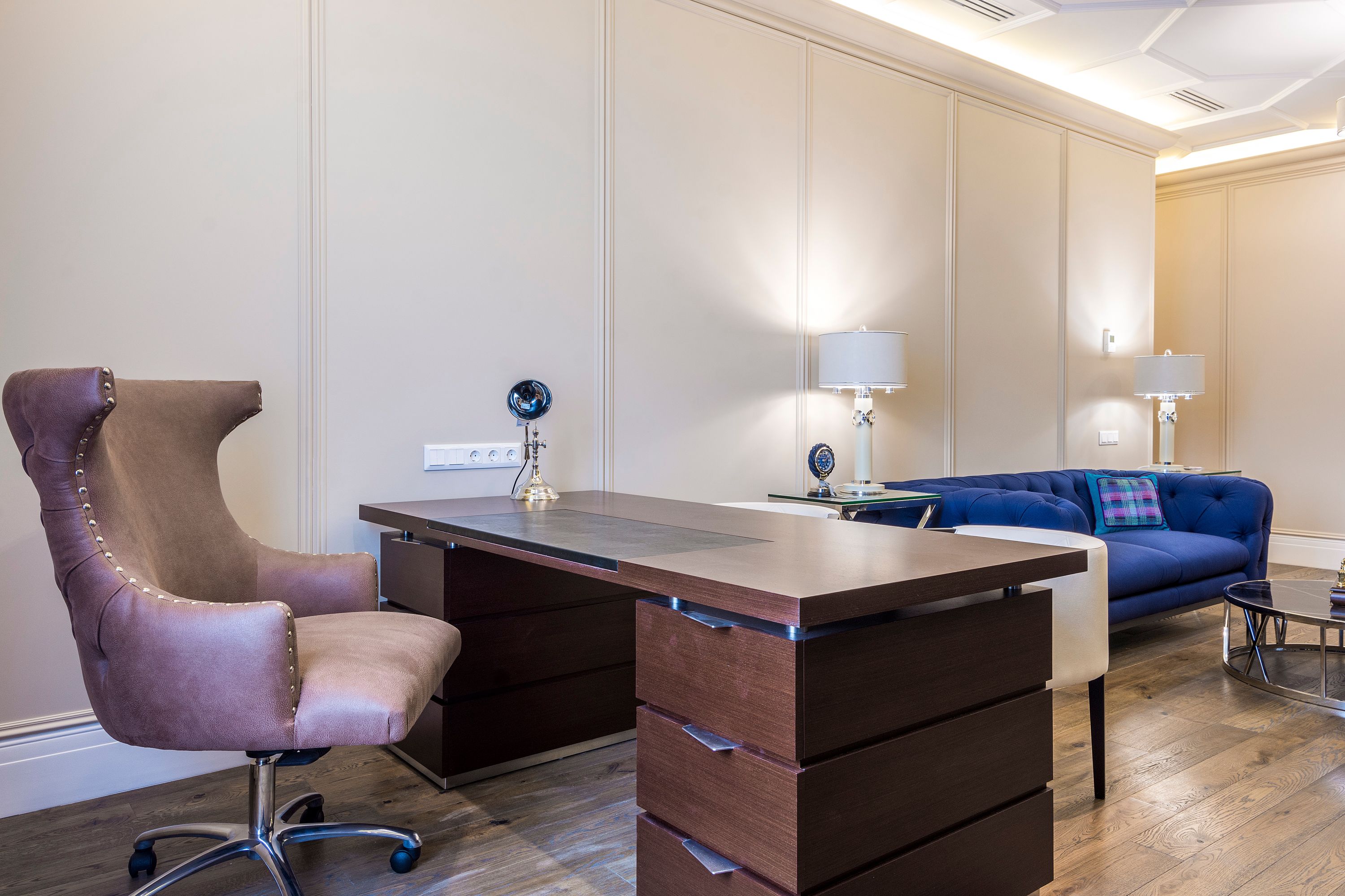 Bureau professionnel aménagé avec mobilier contemporain, vue 2.