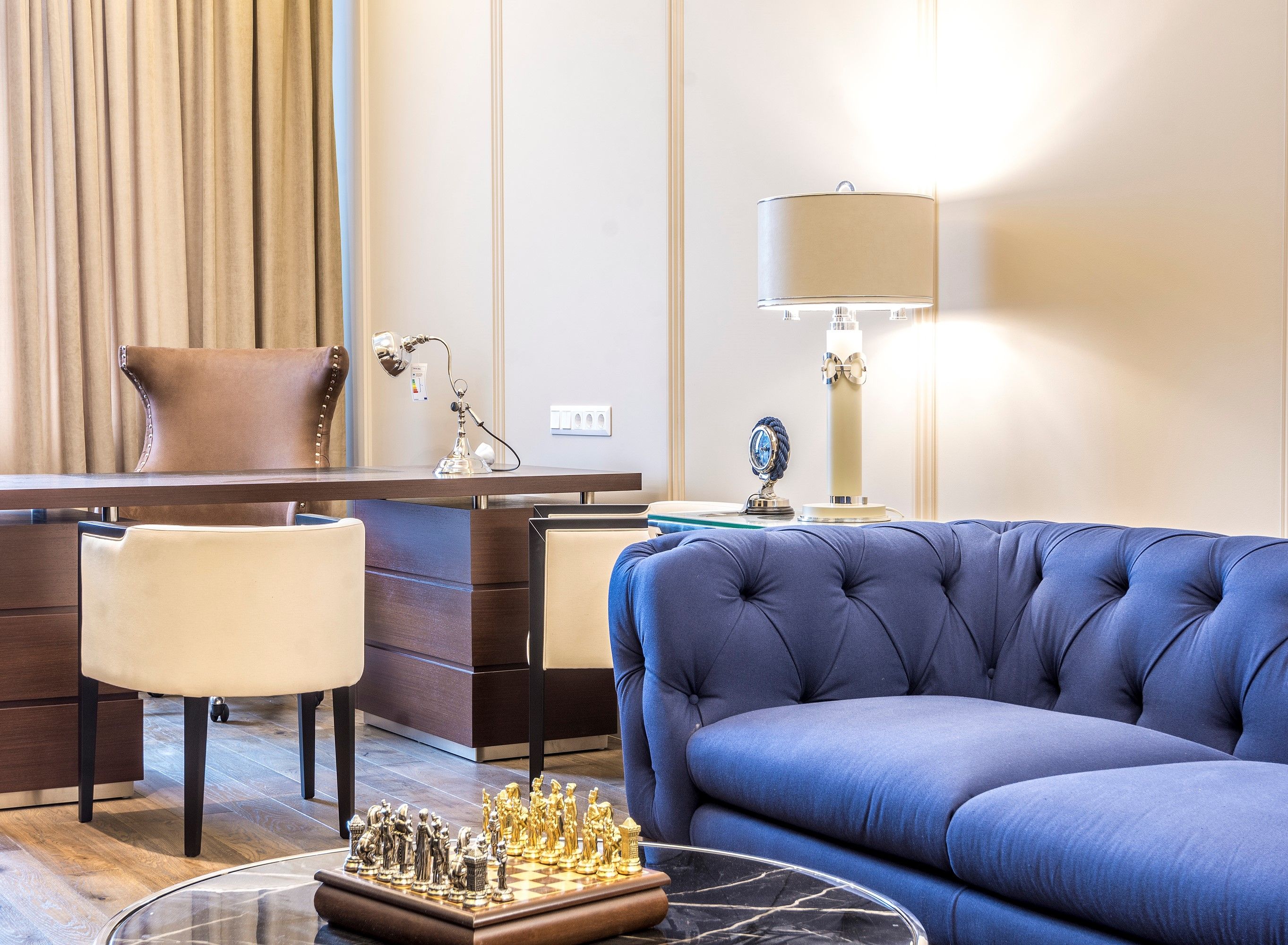 Bureau professionnel aménagé avec mobilier contemporain, vue 5.