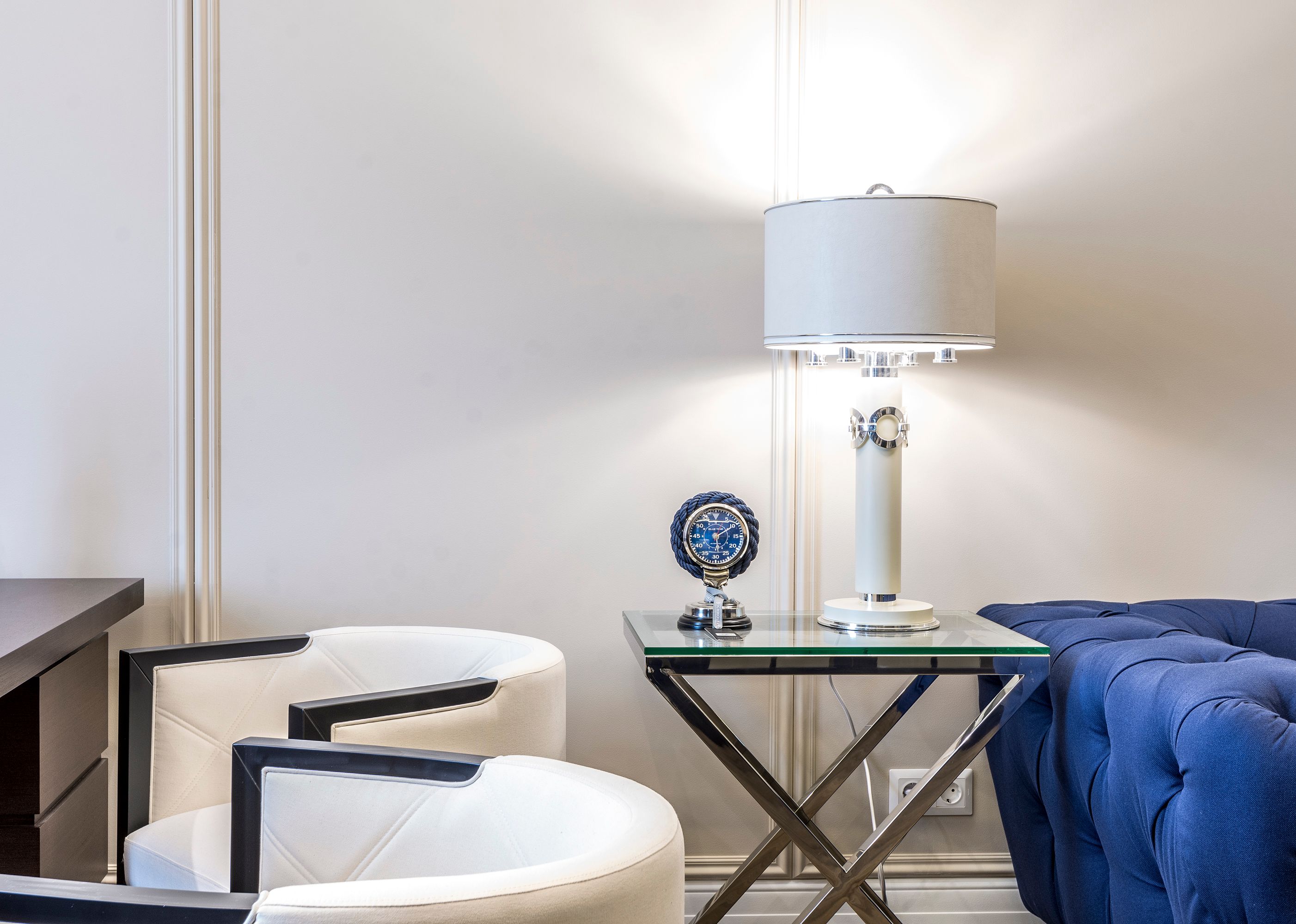 Bureau professionnel aménagé avec mobilier contemporain, vue 6.