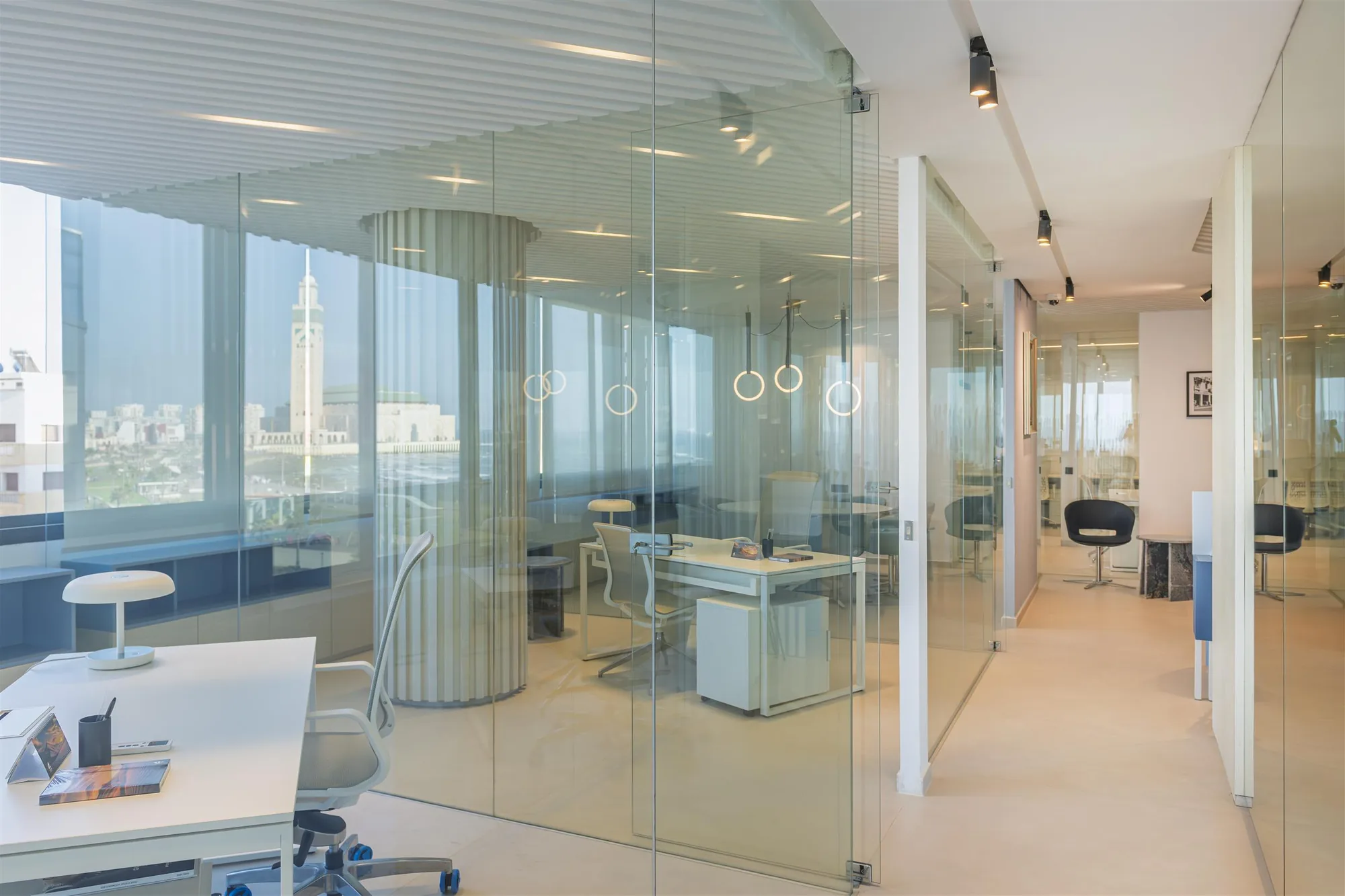 Espace de travail contemporain avec zones professionnelles aménagées, vue 1.