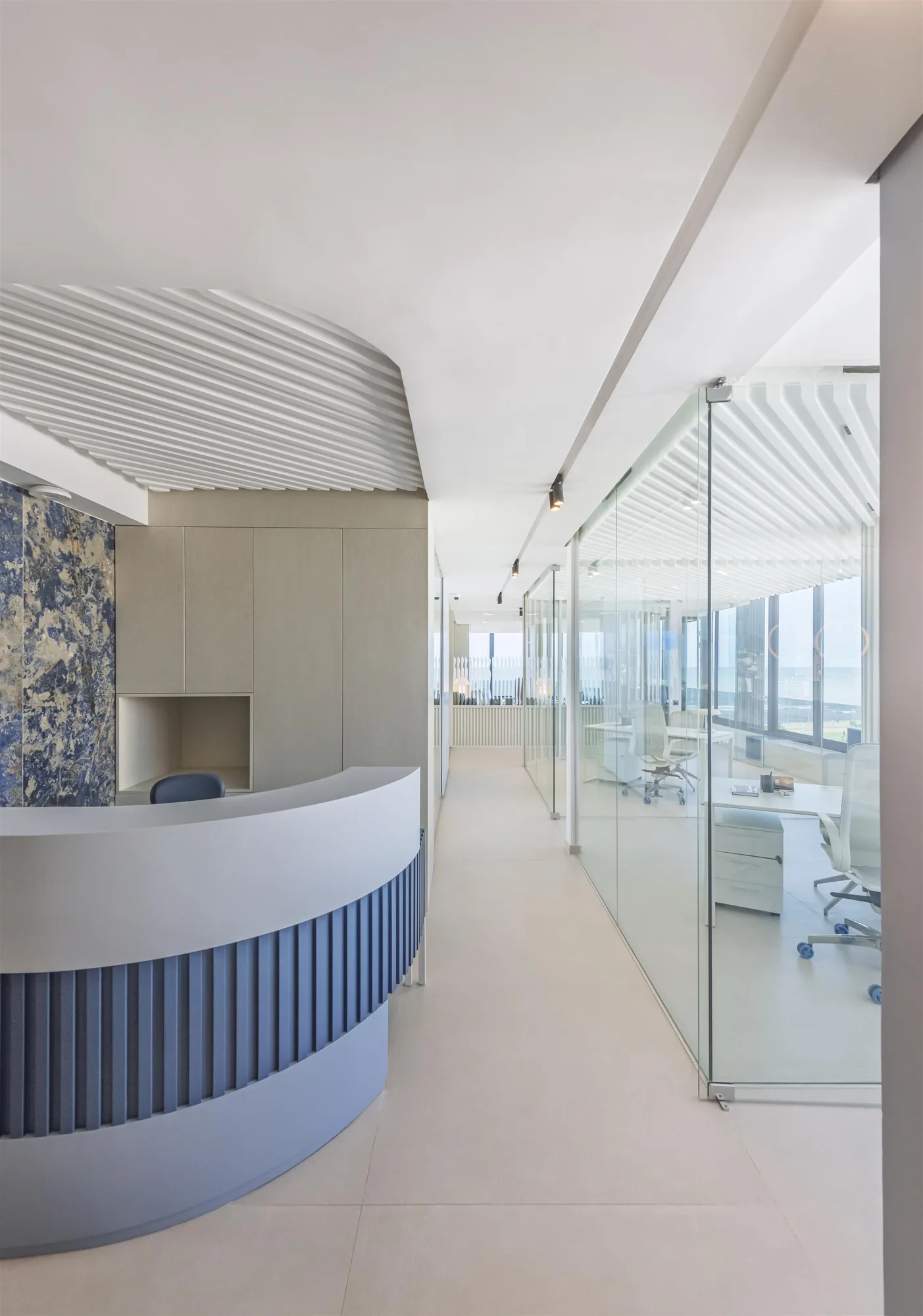 Espace de travail contemporain avec zones professionnelles aménagées, vue 2.
