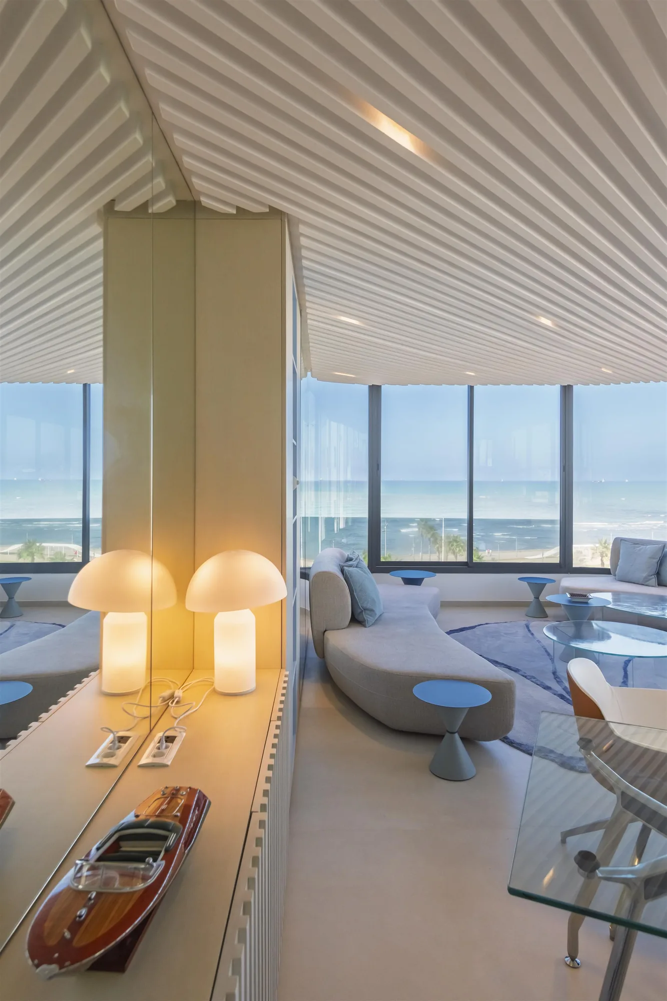 Espace de travail contemporain avec zones professionnelles aménagées, vue 7.