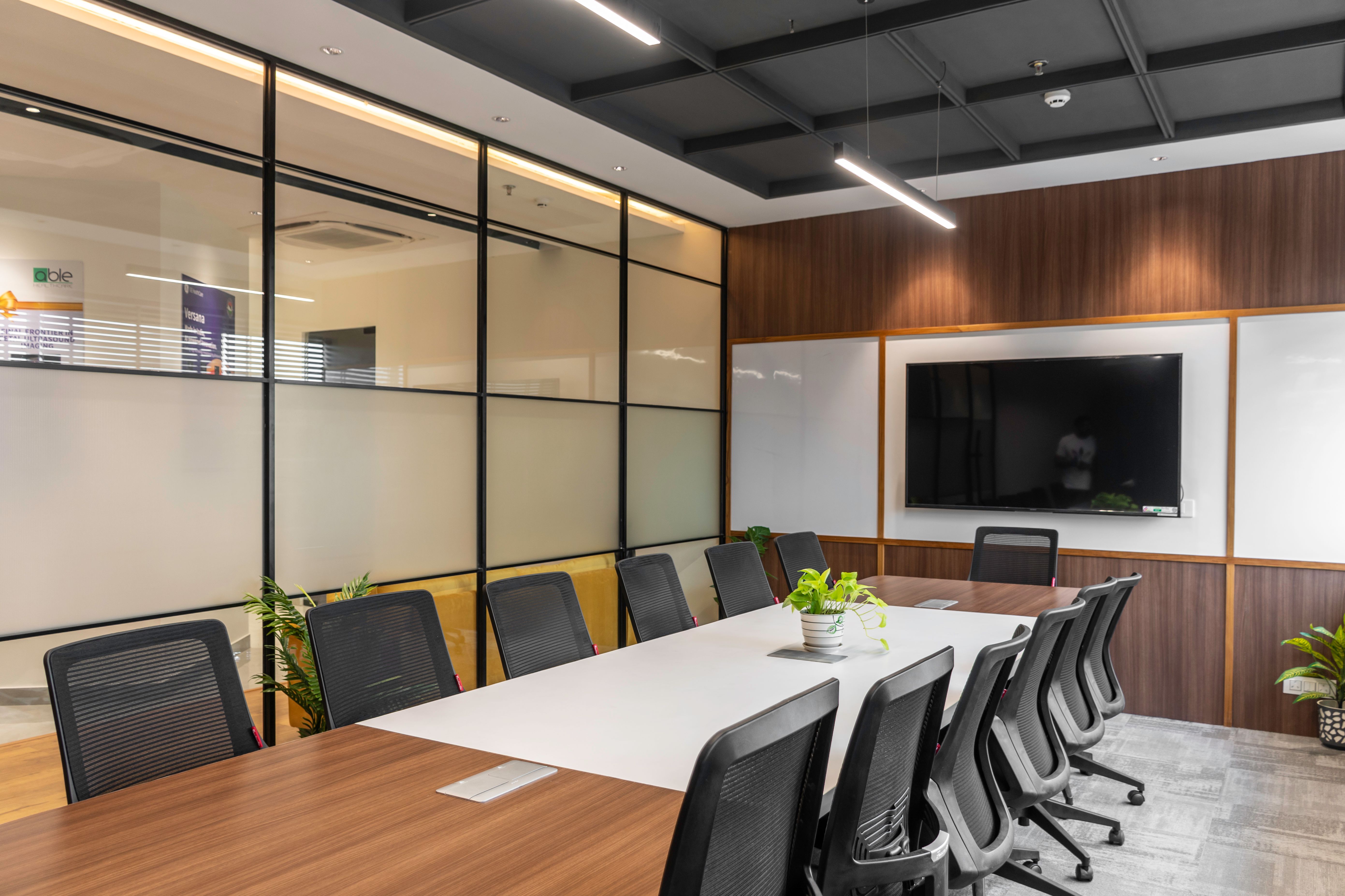 Bureau contemporain avec agencement professionnel et finitions sobres, vue 4.
