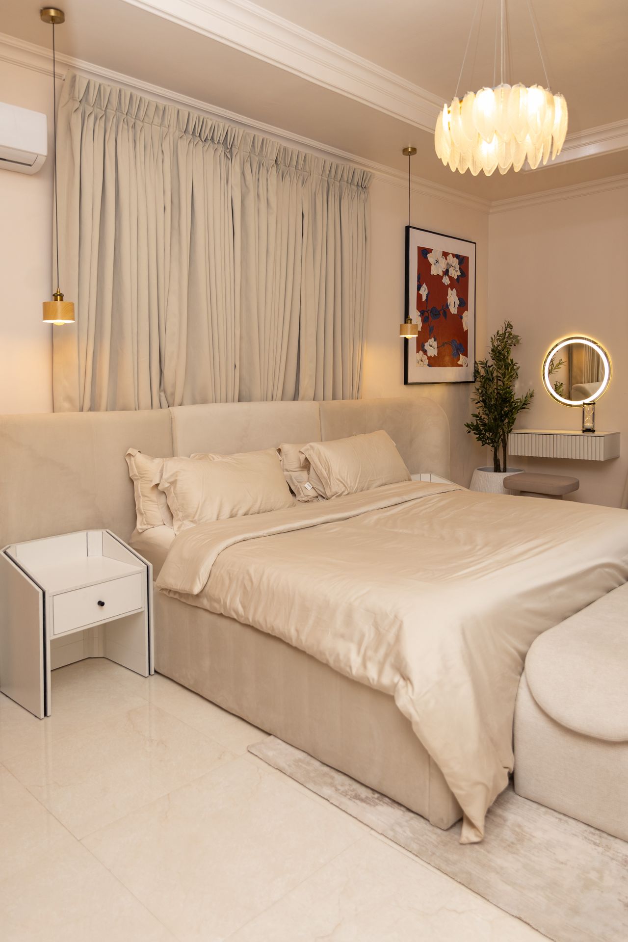 Chambre contemporaine avec ambiance douce et matières chaleureuses, vue 1.