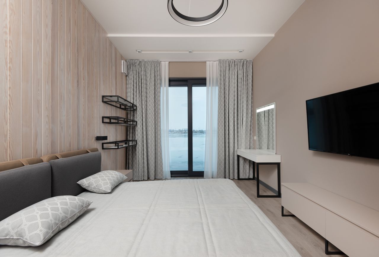 Suite de nuit élégante avec mobilier intégré, vue 1.