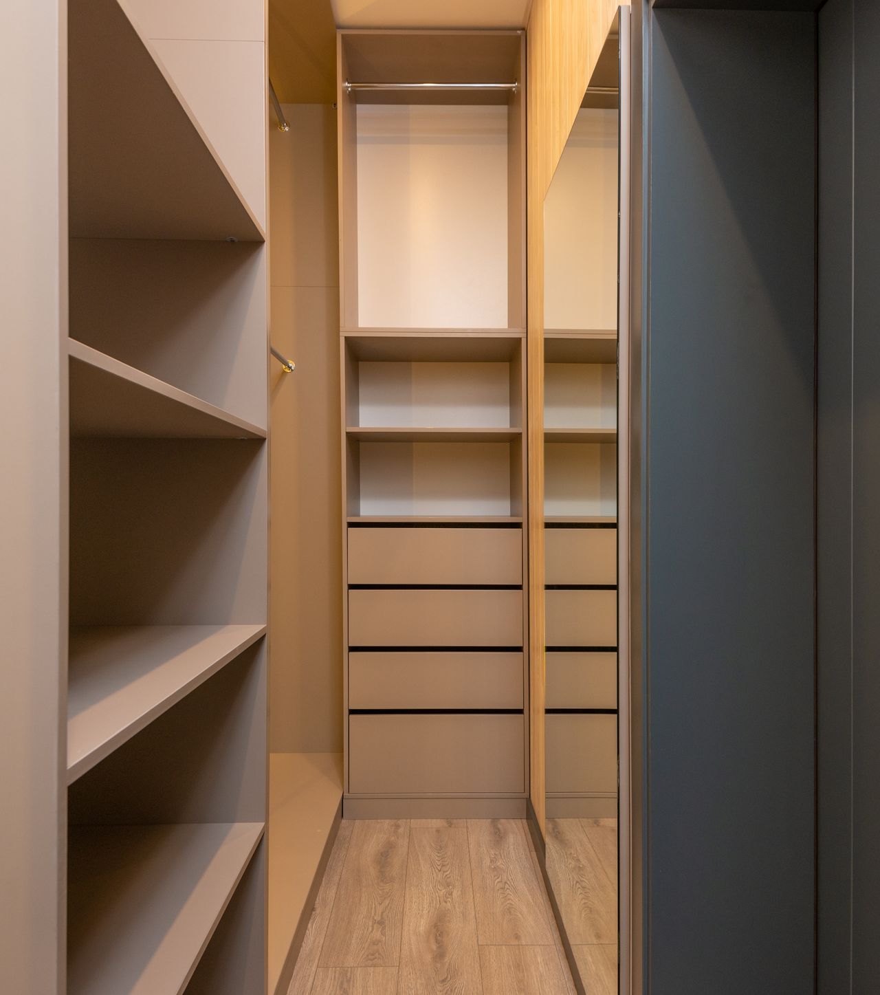 Chambre contemporaine aux tons calmes et détails sur mesure, vue 1.
