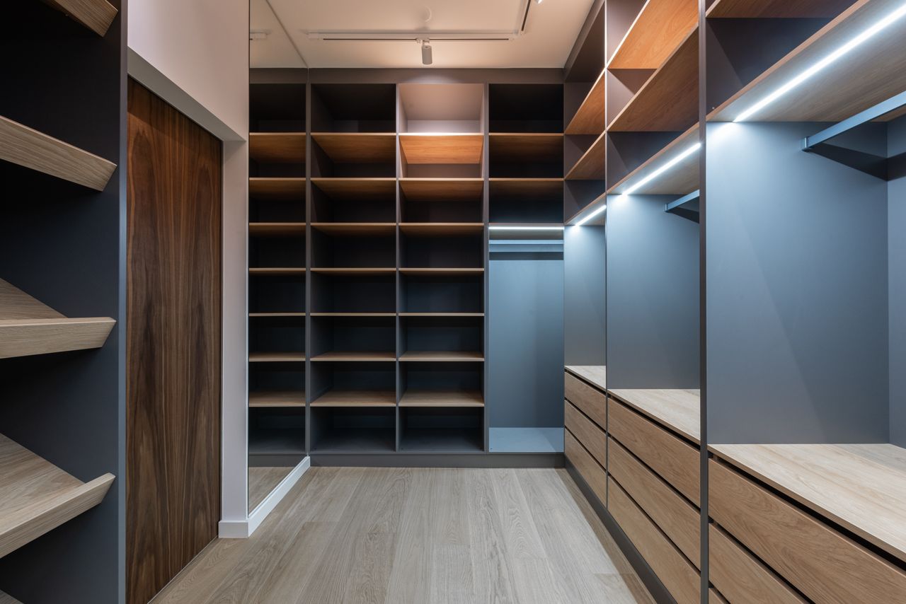 Chambre contemporaine aux tons calmes et détails sur mesure, vue 3.
