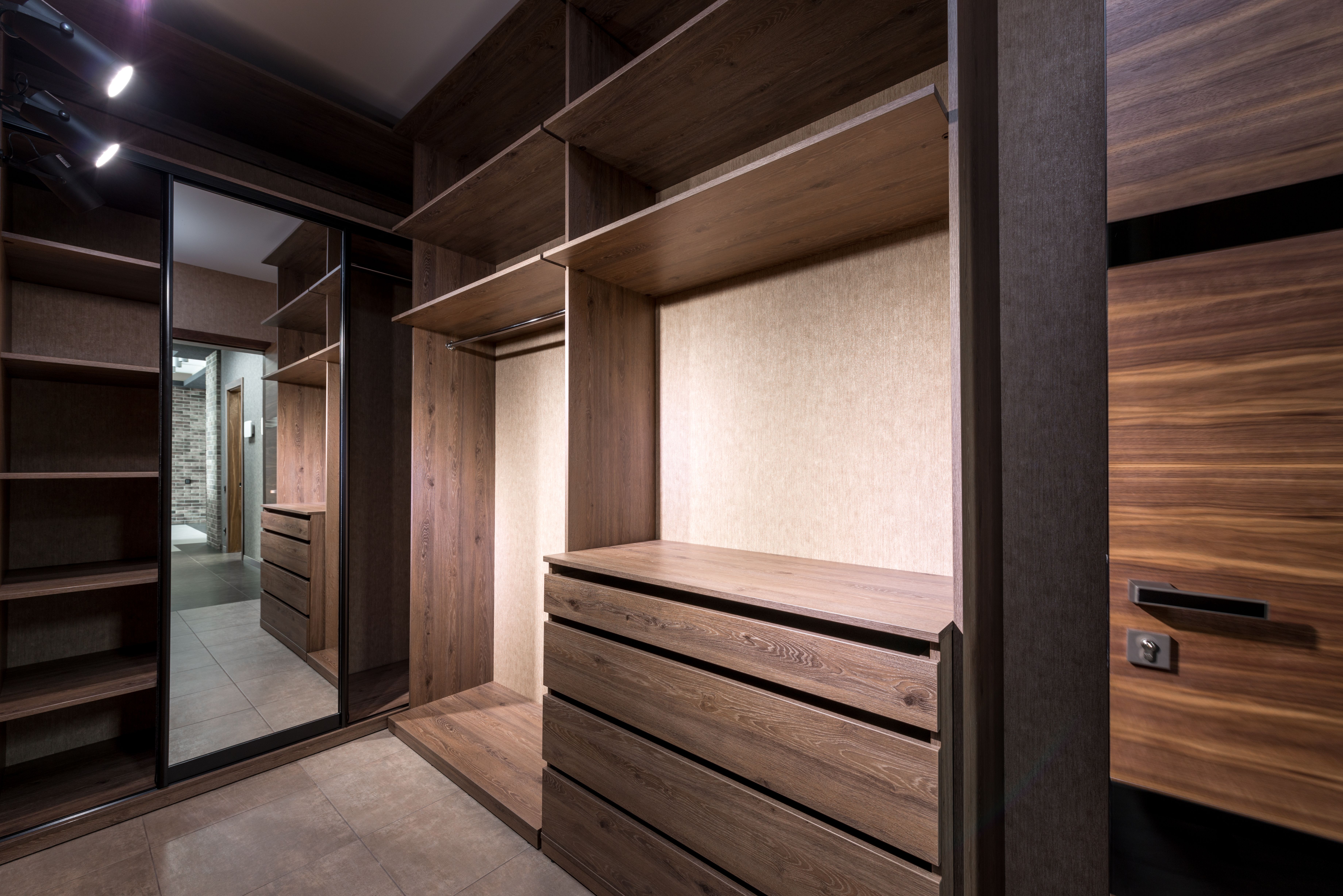 Chambre contemporaine aux tons calmes et détails sur mesure, vue 5.