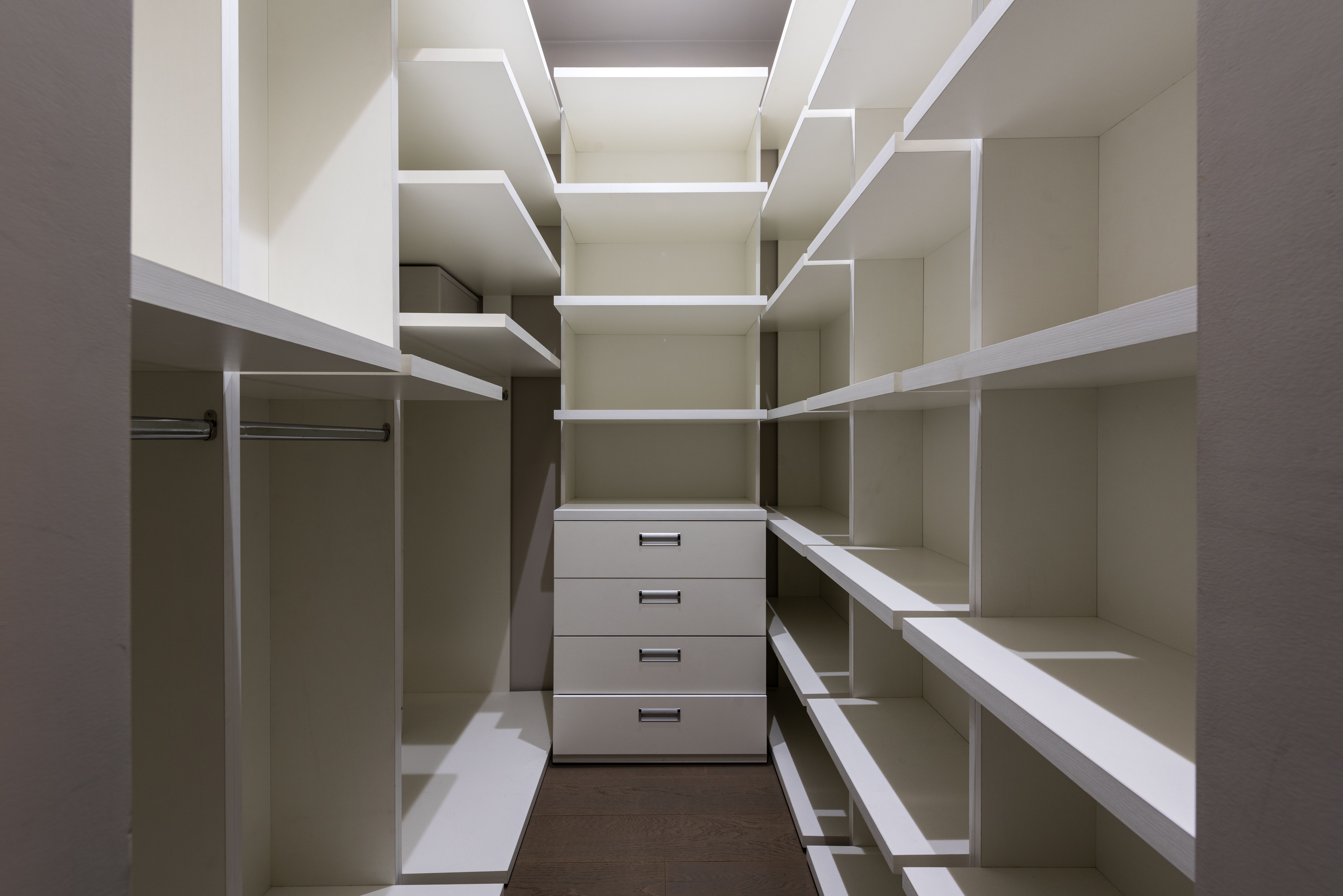 Chambre contemporaine aux tons calmes et détails sur mesure, vue 6.