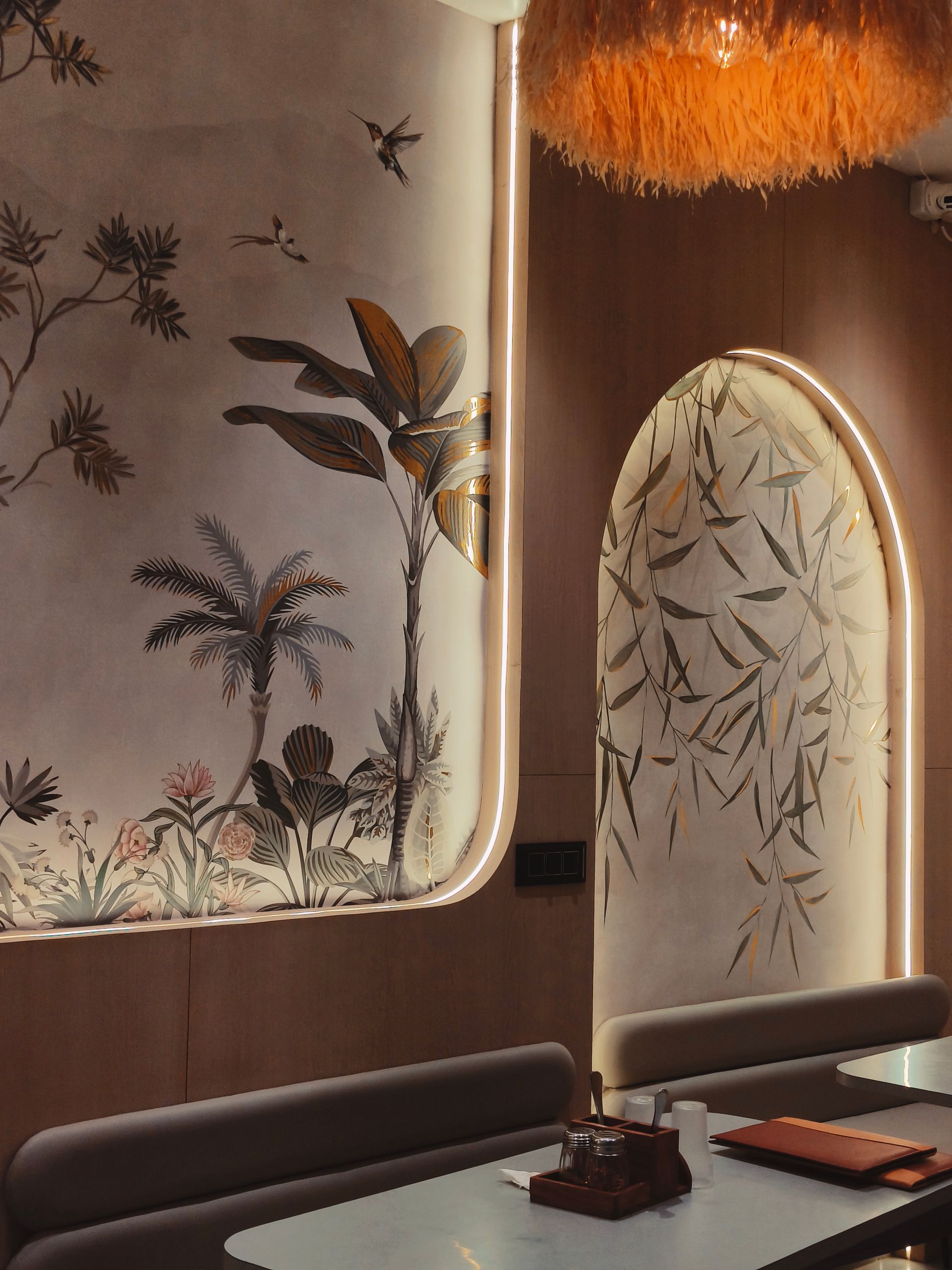 Intérieur élégant d’un restaurant avec éclairage chaleureux.