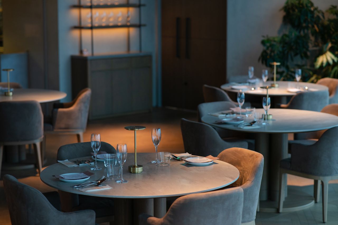 Restaurant élégant avec mobilier et éclairage décoratif, vue 1.