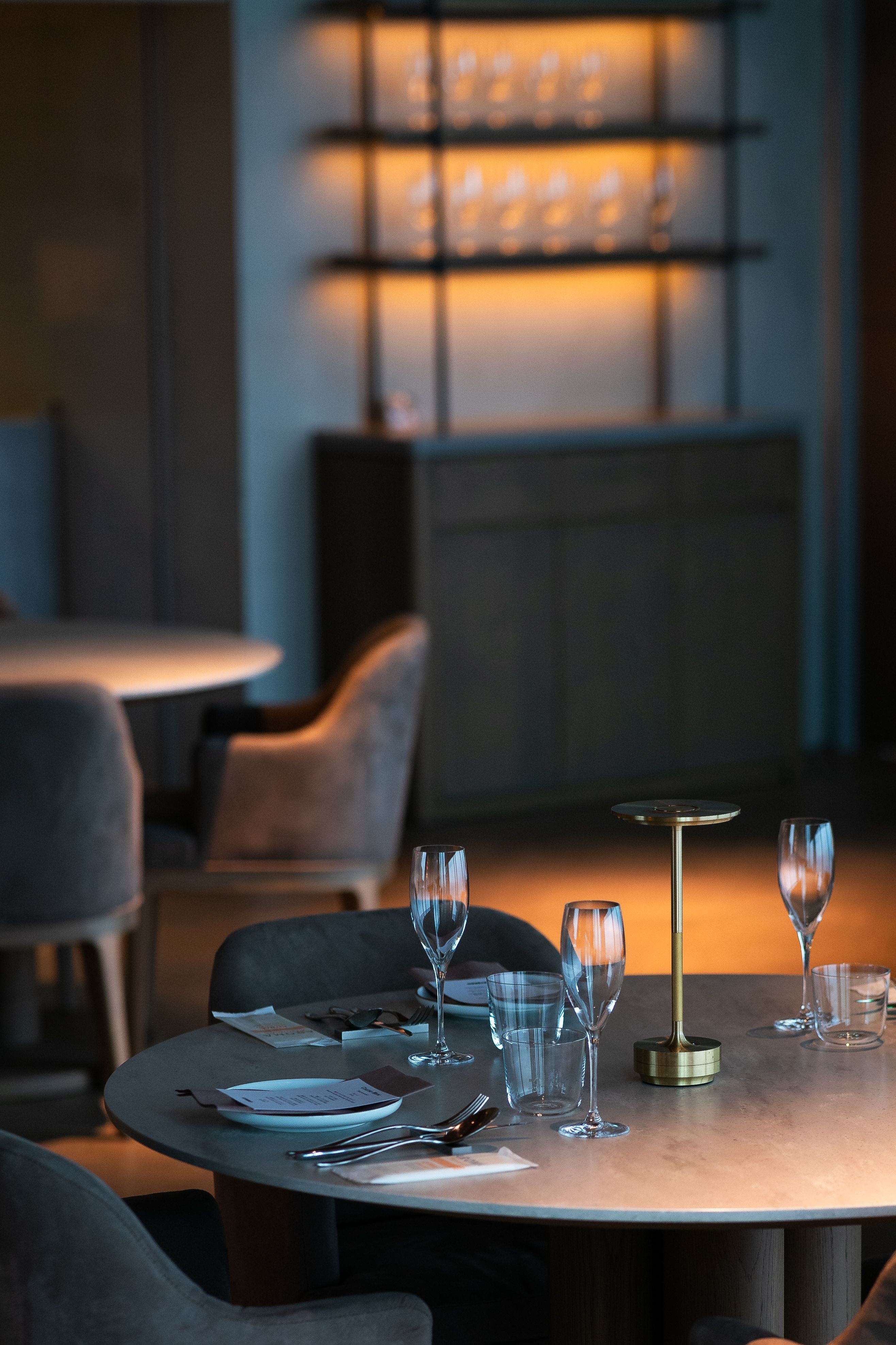 Restaurant élégant avec mobilier et éclairage décoratif, vue 3.