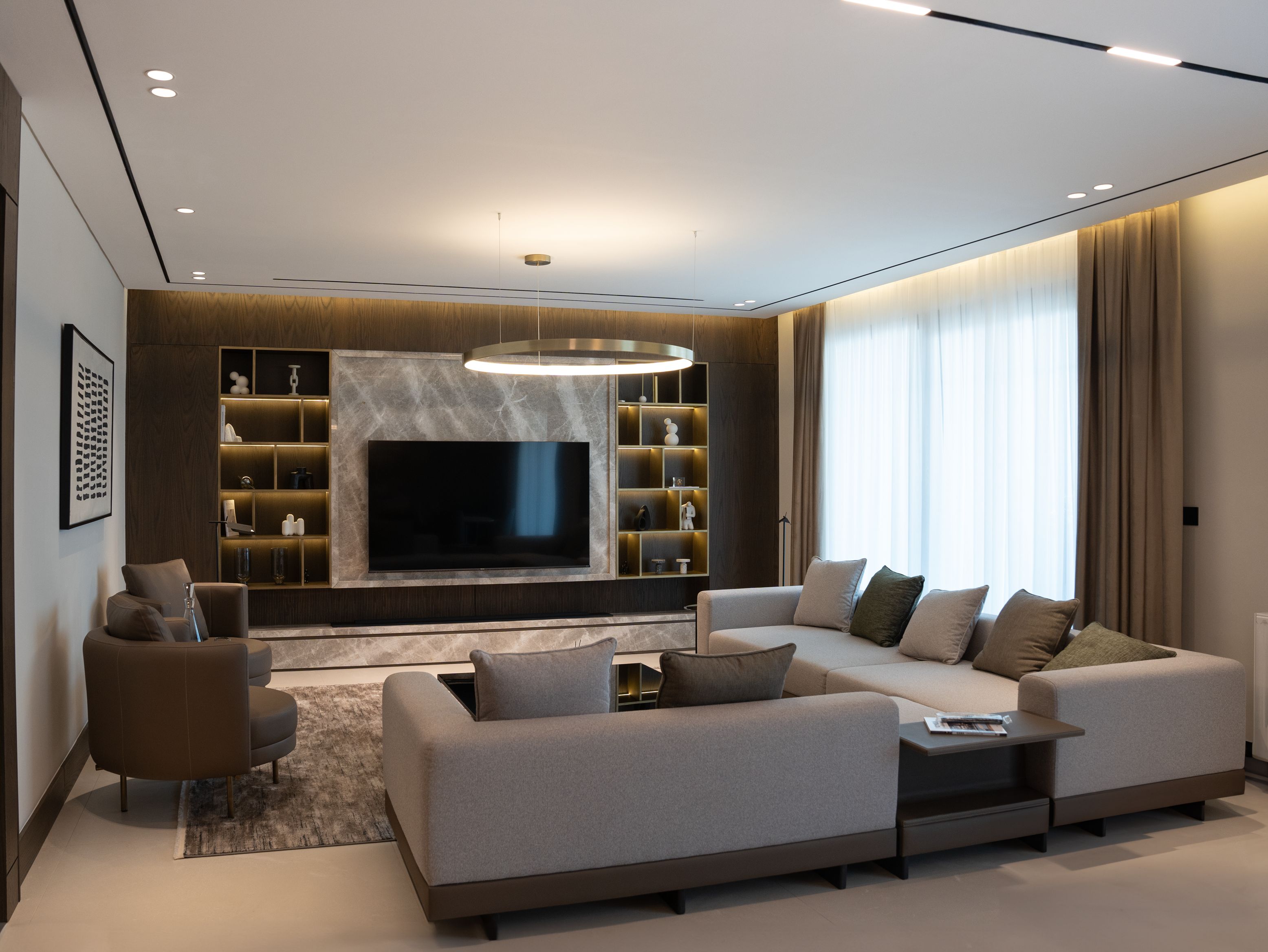 Salon élégant avec mobilier contemporain et détails décoratifs, vue 1.