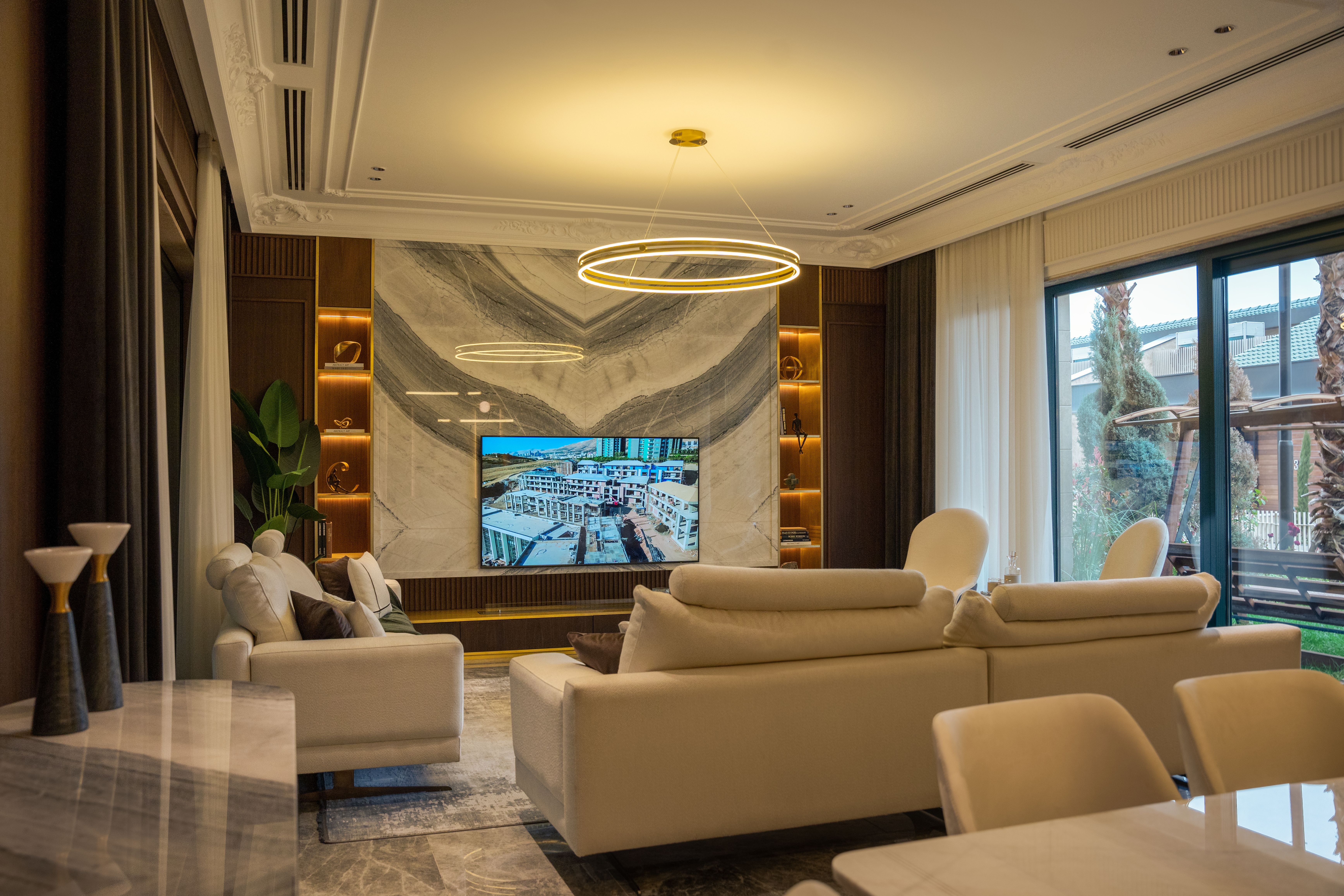 Salon élégant avec mobilier contemporain et détails décoratifs, vue 3.