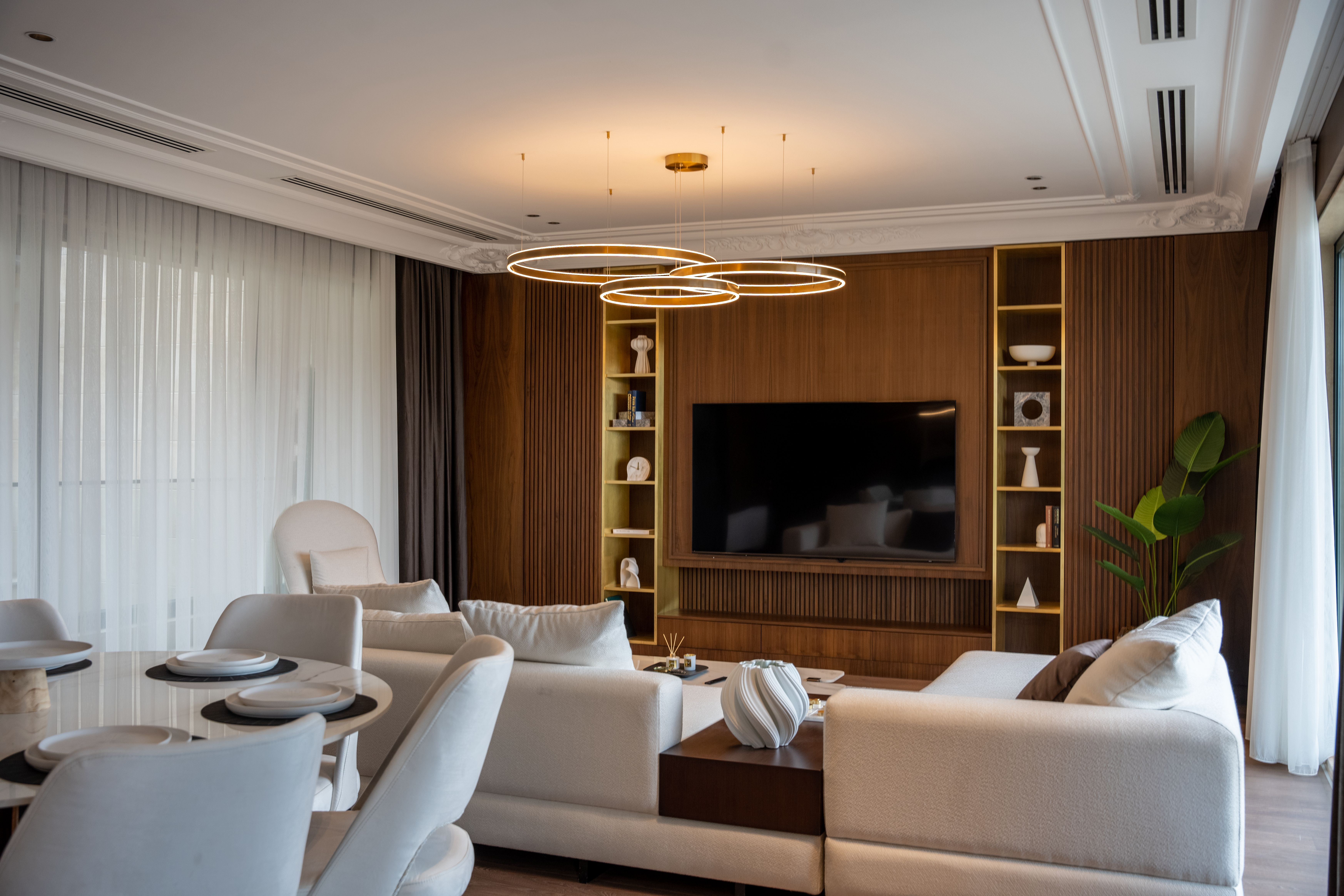 Salon élégant avec mobilier contemporain et détails décoratifs, vue 5.