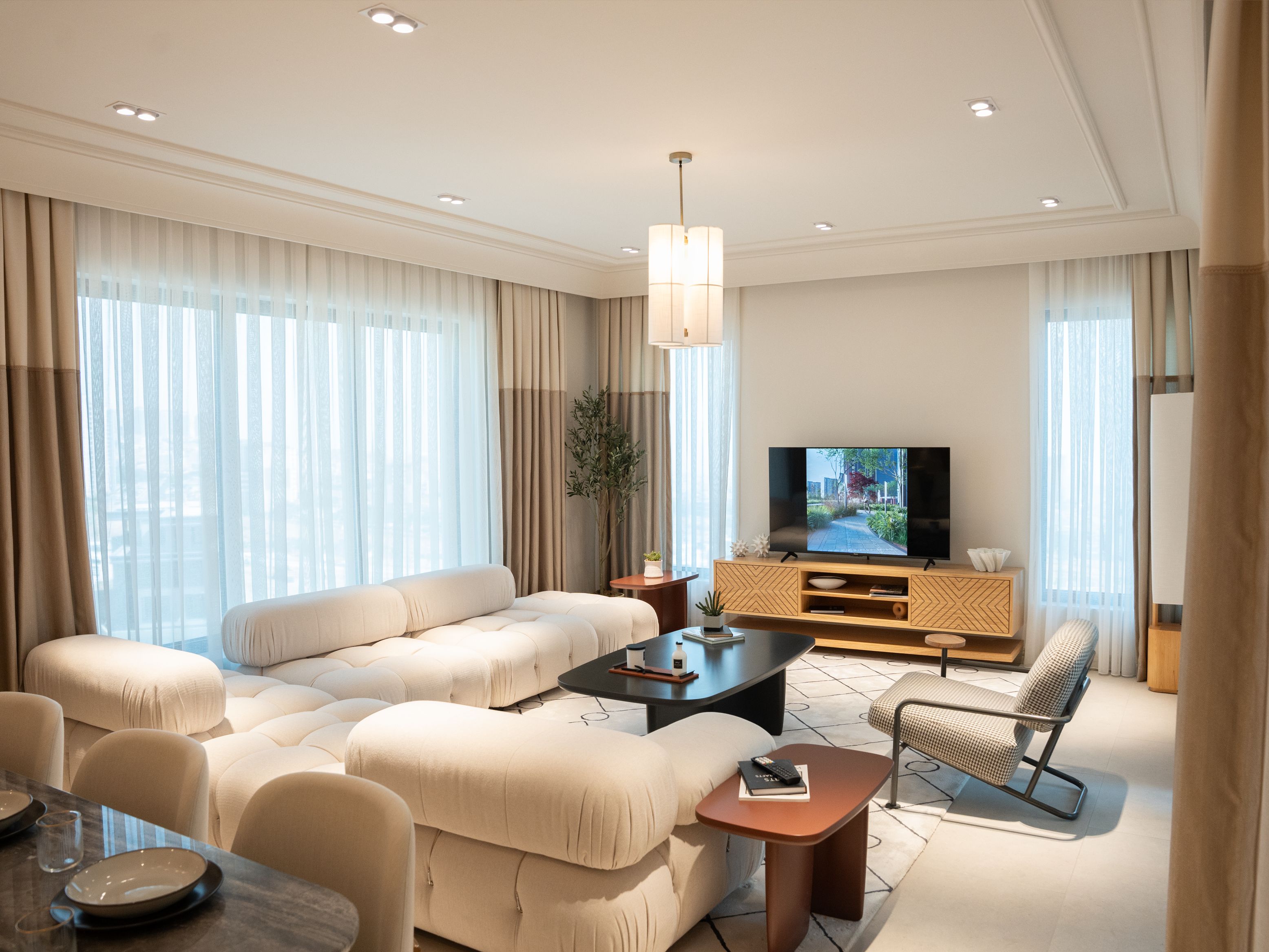Salon élégant avec mobilier contemporain et détails décoratifs, vue 7.
